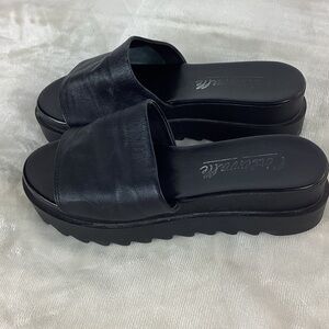 L’intervalle Black Platform Slide Sandals